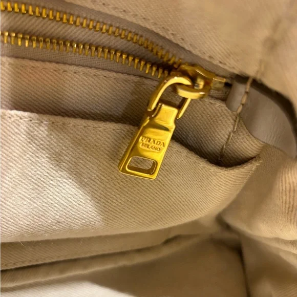 Prada bag - Picture 8 of 10